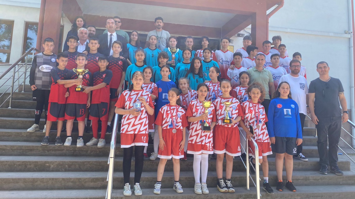 Başarı Dolu Futsal Turnuvasında Öğrencilerimiz Okulumuzu Gururlandırdı!